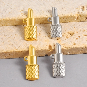 Pendentifs bijoux en forme de rouge à lèvres dorés et argentés avec motif diamant