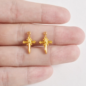 Paire de pendentifs épée en croix dorée vintage en acier inoxydable pour bijoux DIY