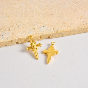 Pendentifs en forme d'épée croisée dorée avec reliefs baroques sur support en pierre