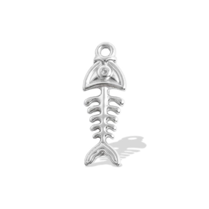 Détail d'un pendentif en forme d'arête de poisson argenté pour la création de bijoux