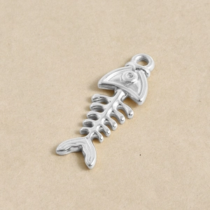 Détail d'un pendentif arête de poisson en métal mat pour la création de bijoux DIY