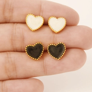 Orecchini a cuore eleganti in smalto bianco e nero con bordo perlato dorato