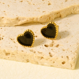 Orecchini a cuore dorati con smalto nero su blocchi di pietra beige naturale