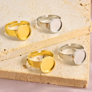 Vista macro de bases de anillos circulares ajustables en oro y plata para joyería DIY