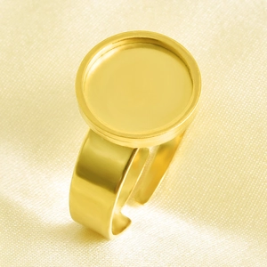 Vista macro de la base de anillo ajustable de acero inoxidable chapado en oro de 18k con bisel