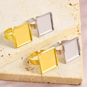 Dettaglio di anelli regolabili con base quadrata in oro e argento per gioielli fai da te
