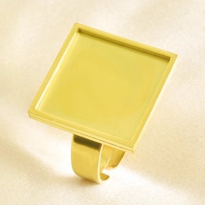Dettaglio macro della base quadrata placcata oro 18k per creazione di gioielli fai-da-te