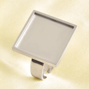Dettaglio della base quadrata argento su anello regolabile in acciaio inox per DIY