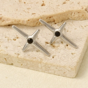 Vue détaillée de boucles d'oreilles croix en argent avec pierre noire sur pierre