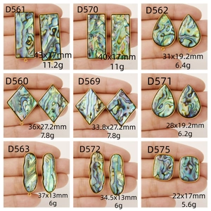 Selección de dijes geométricos de concha de abulón en forma de gota con bordes dorados