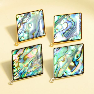 Detalle de pendientes cuadrados de concha de abulón natural con marcos de metal fino