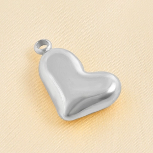 Macro shot of a 304 stainless steel 3D heart-shaped pendant with a polished silver finish