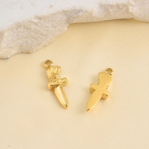 Paire de pendentifs dagues en acier inoxydable doré poli avec crochets sur fond textile