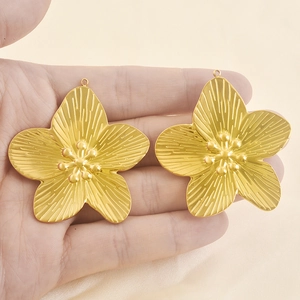 Anhänger in Blumenform aus Edelstahl mit 18 Karat Vergoldung für DIY-Schmuckherstellung