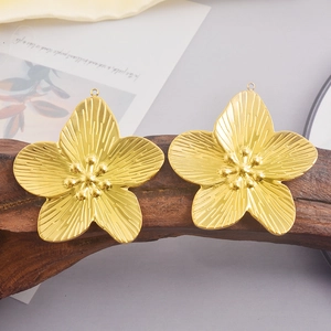 Zwei 18k vergoldete Blütenanhänger mit gebürsteter Metallstruktur für DIY Schmuck
