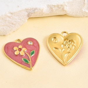 Colgante de corazón con flores en acero inoxidable chapado en oro 18k y esmalte rosa