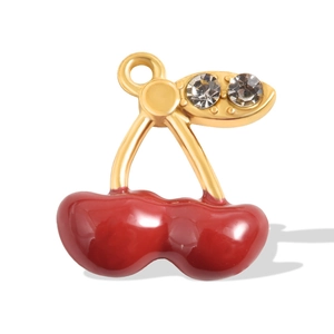 Detailansicht des roten Emaille-Kirsch-Anhängers mit Goldblatt und Glitzersteinen