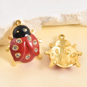 Pendenti a coccinella in smalto rosso e finitura dorata con strass brillanti