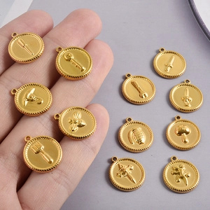Gouden roestvrijstalen munt hangers met diverse 3D reliëfpatronen en koordranden