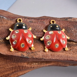 Ciondolo coccinella in acciaio inossidabile con smalto rosso e sette strass lucidi
