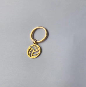 Détail d'un porte-clés en acier inoxydable doré avec un pendentif volley-ball