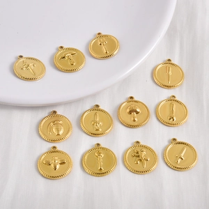 Set van ronde gouden roestvrijstalen hangers met reliëf van zwaard- en bijenmotieven