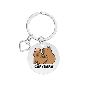 Vue détaillée du porte-clés Capybara en acier inoxydable avec breloque cœur et motif