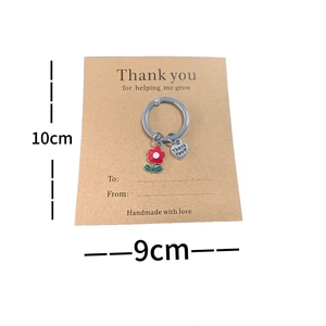 Detail view of flower keyring with 'Thank You' heart charm on a 10x9cm kraft card