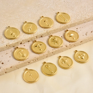 Detailopname van gouden ronde hangers met diverse reliëfpatronen op zijden stof