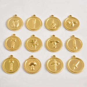 Macro-detail van twaalf gouden roestvrijstalen hangers met reliëf symboolpatronen