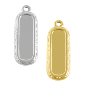 Dettaglio dei ciondoli ovali in acciaio inossidabile oro e argento con bordi ondulati