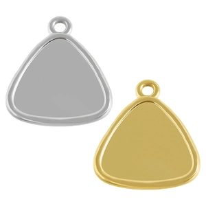 Dettaglio macro di pendenti geometrici in acciaio inossidabile in oro e argento