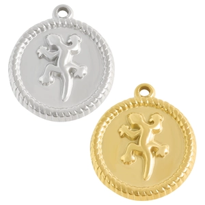 Macro-detail van goud en zilver gekko hangers met touwstructuur en metalen ophangring