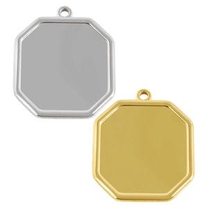 Dettaglio di pendenti ottagonali in acciaio inossidabile lucido oro e argento