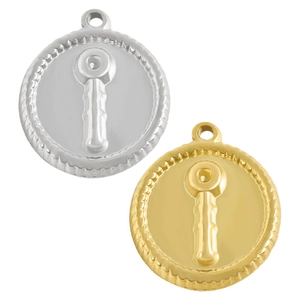 Macrodetail van gouden en zilveren ronde hangers met reliëftexturen en centrale motieven