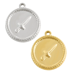 Detailweergave van gouden en zilveren ronde dolkhangers met een gedraaide touwrand