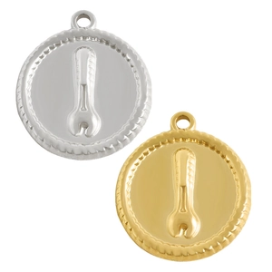 Detailopname van roestvrijstalen steeksleutelhangers in zilver en goud met reliëfstructuur