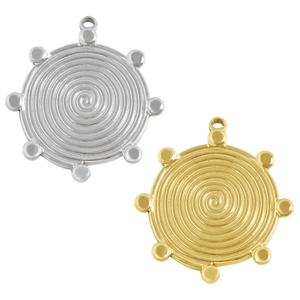 Dettaglio dei ciondoli geometrici a spirale in oro e argento con bordi decorati