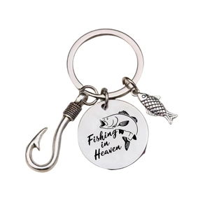 Vue détaillée du porte-clés en métal Fishing in Heaven avec hameçon et pendentif de bar