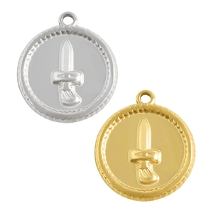 Detailopname van gouden en zilveren roestvrijstalen ronde hangers met dolkreliëf