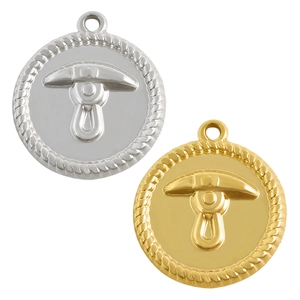 Detail van ronde roestvrijstalen bedels met gevlochten rand in goud en zilver afwerking