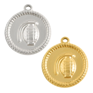 Detailopname van gouden en zilveren ronde granaathangers met reliëftextuur en gedraaide rand