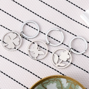 Lot de trois porte-clés en acier inoxydable argenté avec pendentifs trèfle et papillon évidés