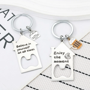 Porte-clés Décapsuleur Multifonctionnel en Acier Inoxydable en Forme de Maison Avec Gravure de Lettrage Anglais Cadeau Pour Homme