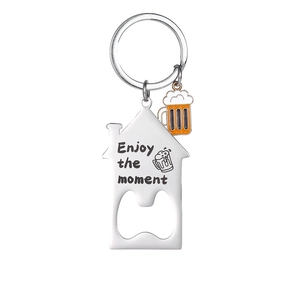 Détail d'un décapsuleur en forme de maison avec un pendentif chope de bière émaillé