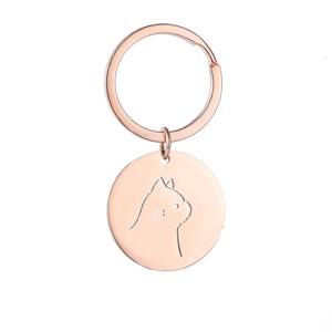 Dettaglio portachiavi a cerchio oro rosa con ciondolo gatto e silhouette traforata
