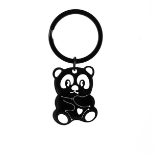 Détail d'un porte-clés panda noir mat en acier inoxydable avec découpe en forme de cœur