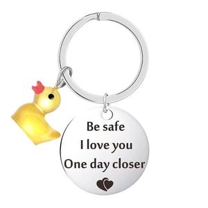 Porte-clés canard jaune avec breloque gravée Be Safe I Love You pour un cadeau