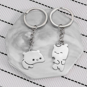 Porte-clés couple en acier inoxydable avec oursons mignons sur plateau marbre