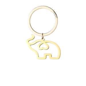 Détail du porte-clés éléphant en métal doré avec oreille en forme de cœur évidé